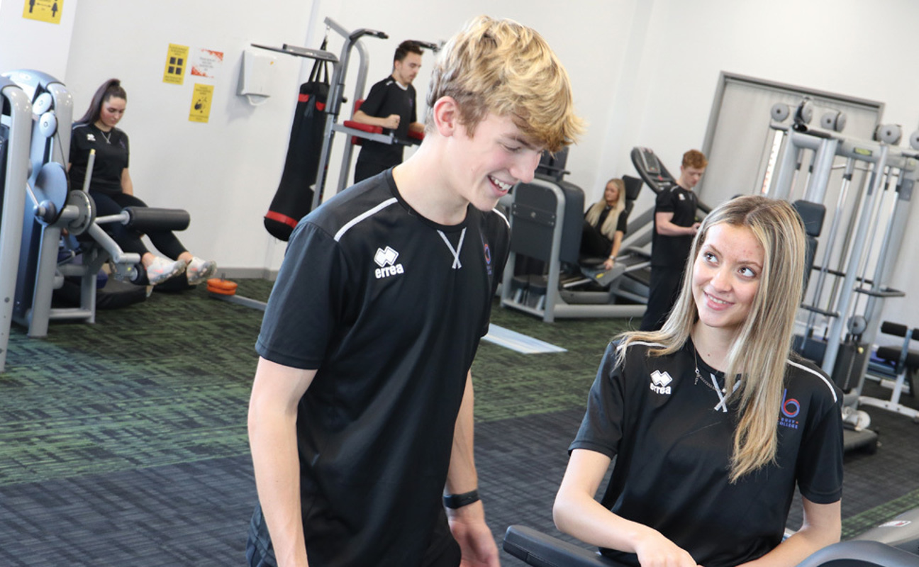 Sports students in the fitness suite